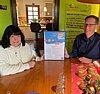 Bettina Dornseifer (Villa Laurentius) bekommt von Karsten Heusinger (Rhein-Sieg-Kreis) das GUT DRAUF-Zertifikat